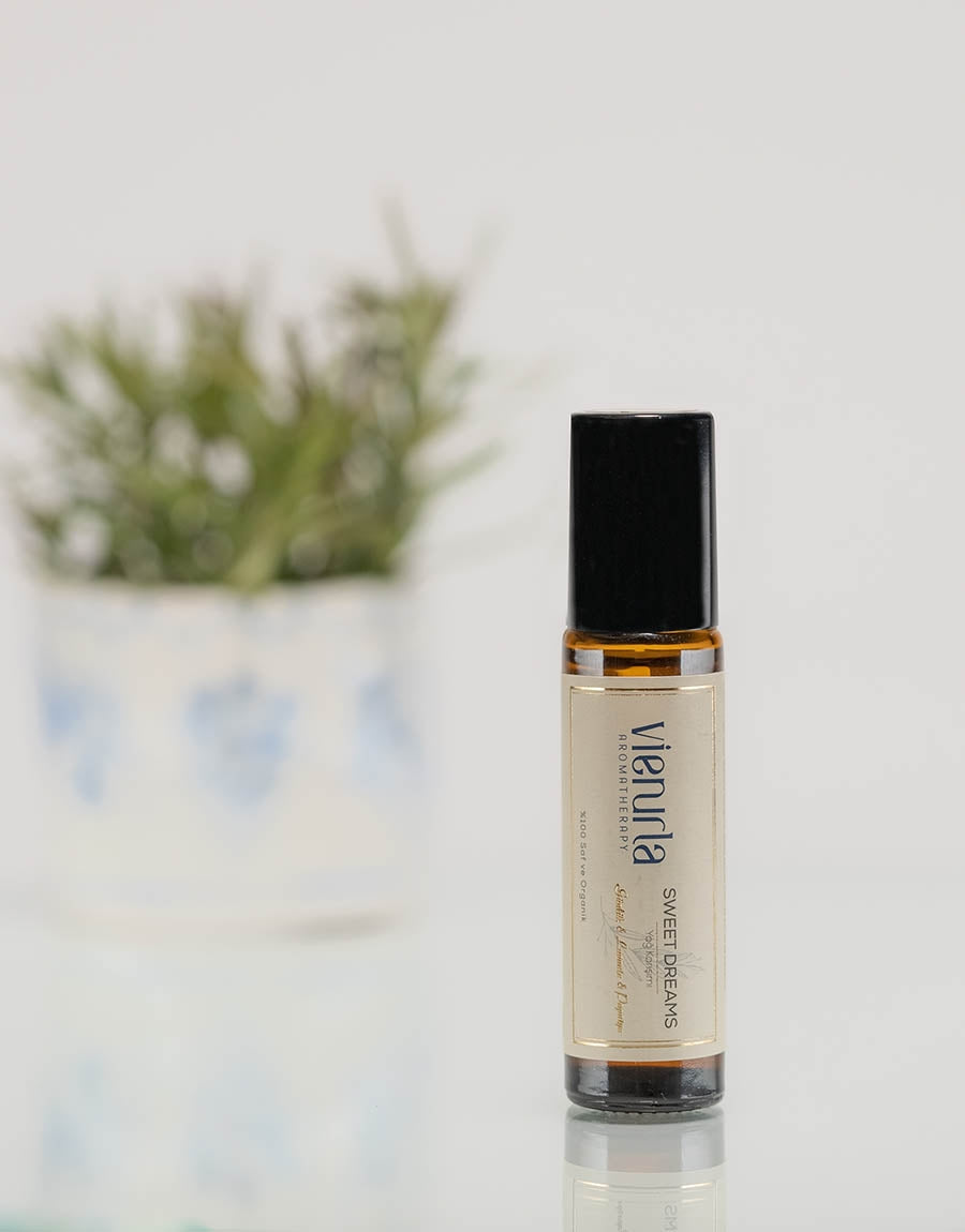 Sweet Dreams Roll On; vetiver ve günlük yağlarının topraklayıcı aromasıyla zihni dinginleştirirken, ylang ylang’ın afrodizyak etkisiyle duyusal denge sağlar. Pratik roll-on formuyla kolay uygulanır.