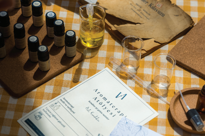 Vienurla Aromaterapi Atölyesi ile krem, balm, yağ veya roll-on ürününüzü kişiselleştirin; güvenli dozaj ve kullanım bilgileriyle kendi formülünüzü oluşturun.