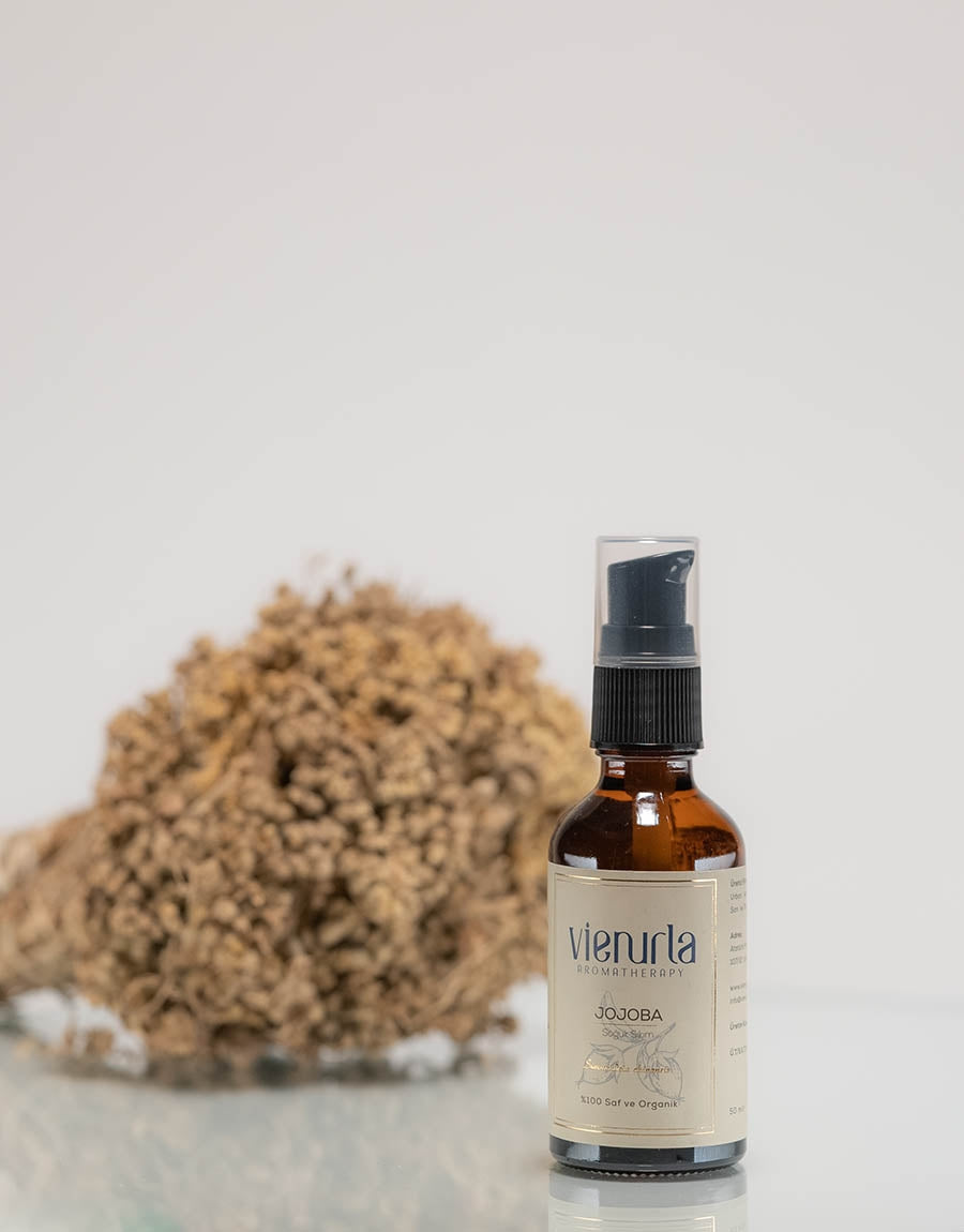 Soğuk sıkım Organik Jojoba Yağı; parfüm ve uçucu yağ karışımlarında taşıyıcı yağ olarak tercih edilir. Serin ve karanlık ortamda saklanmalı, 12 ay içinde tüketilmelidir.
