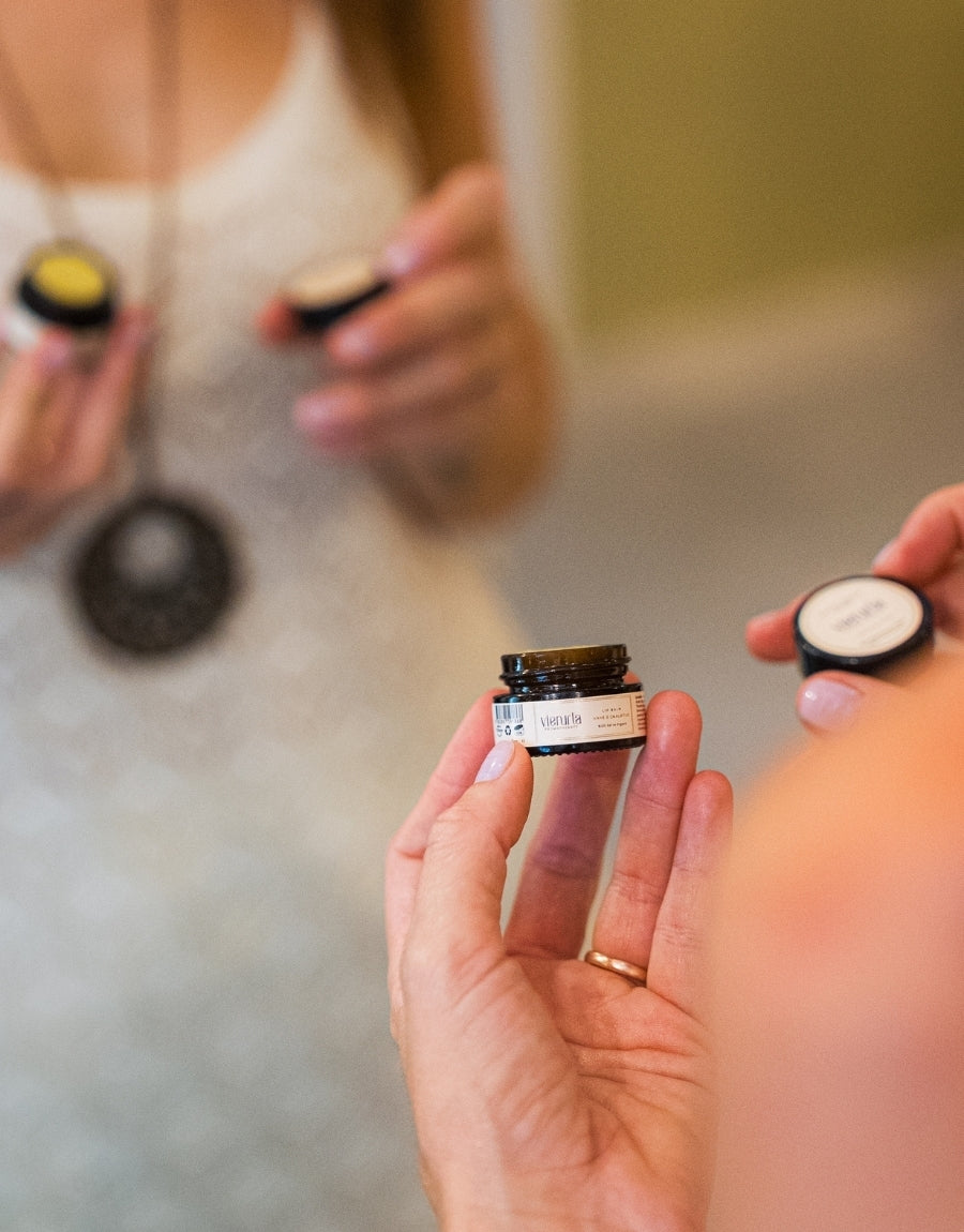 Portakal Dudak Balmı; organik jojoba, shea ve kakao yağı ile dudaklara yoğun nem sağlar. Portakal kabuğu yağı ve E vitamini içeren formülüyle kuruluk ve çatlamalara karşı bakım sunar, yumuşak ve parlak bir görünüm destekler. 