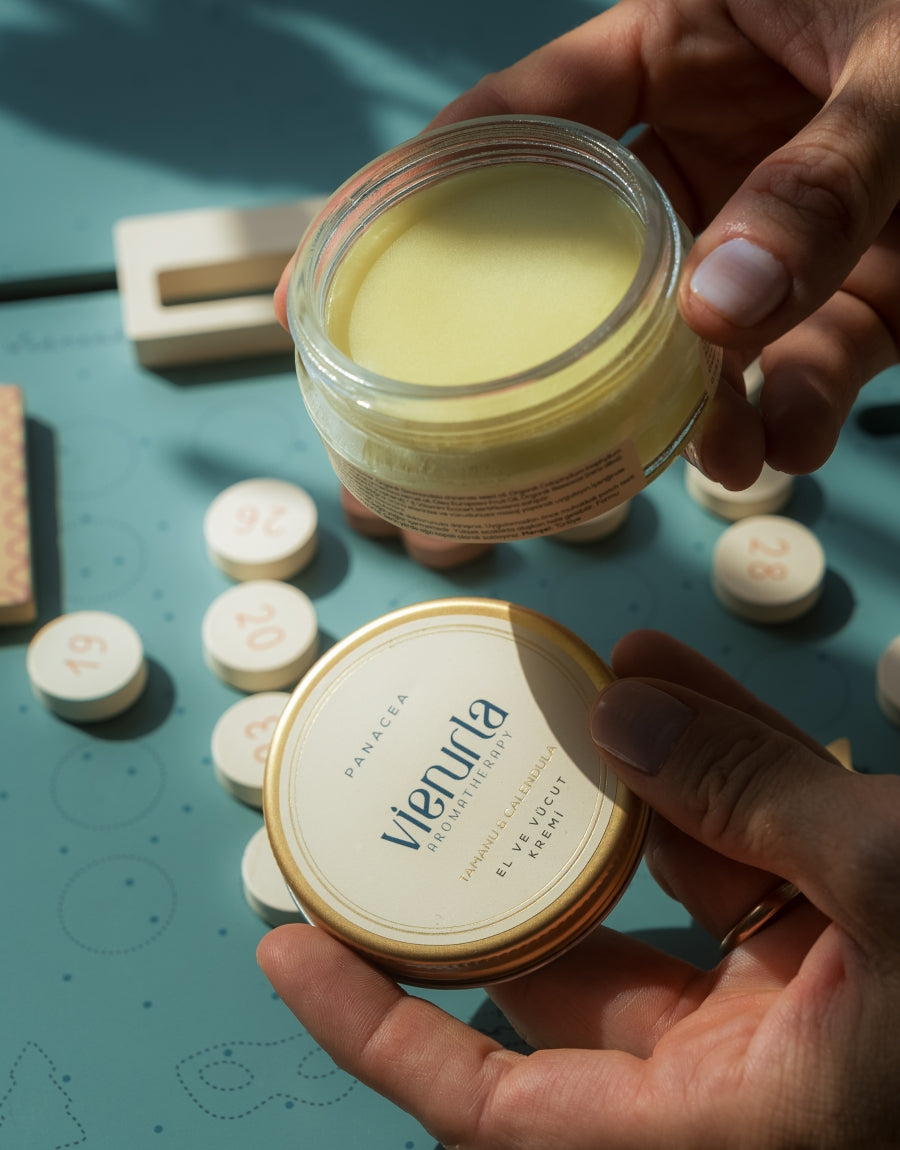Tamanu & Calendula Panacea El ve Vücut Kremi; organik tamanu yağı, calendula ve tıbbi lavanta özleriyle zenginleştirilmiş formülü sayesinde hassas cildi yatıştırır, yoğun nem sağlar ve cildin doğal yenilenme sürecini destekler.