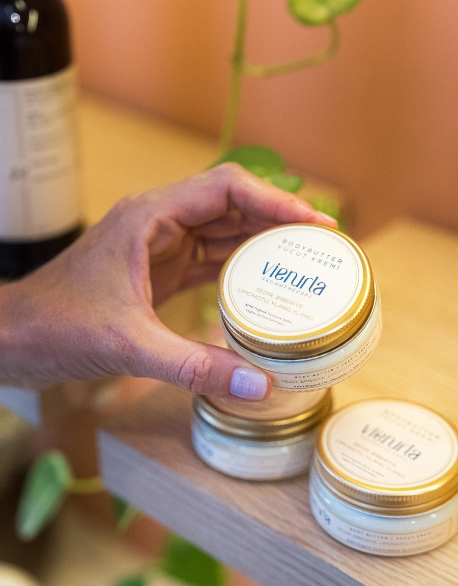 Vienurla Vücut Bakım Kremi; organik sedir, biberiye, limonotu ve ylang ylang uçucu yağlarıyla zenginleştirilmiş formülü sayesinde cildi derinlemesine nemlendirir, gün boyu ferah ve enerjik bir his sağlar.