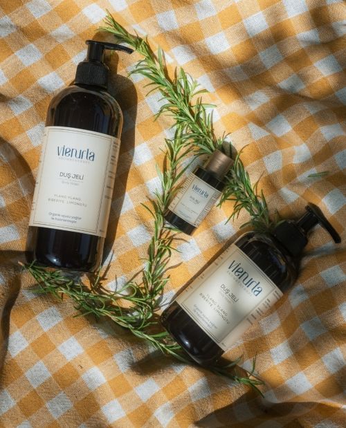 Vienurla Limonotu & Ylang Ylang & Biberiye Aromaterapötik Duş Jeli, doğal ve organik uçucu yağlarla cildinizi nazikçe temizler, ferahlatır ve duyularınızı canlandırır.