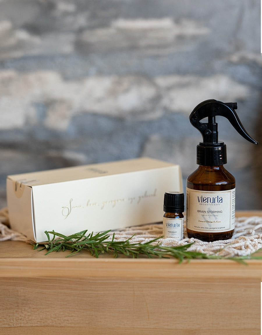 Clarity Kit; Brain Storming oda spreyi ve Takeaway koku karışımı ile yoğun iş günlerinde zihni tazeler, odak ve ekip yaratıcılığını destekler.